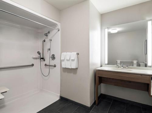 Queen Suite with Roll-In Shower - Disability Access