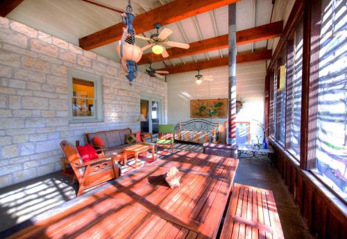 Mesquite Creek Farmhouse in New Braunfels, USA