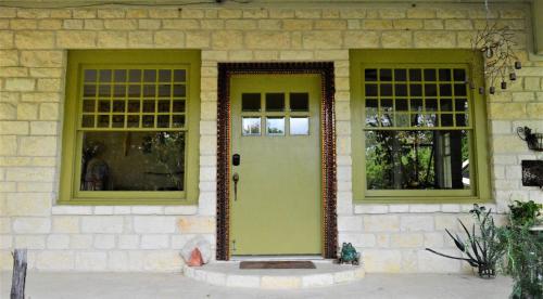 Mesquite Creek Farmhouse in New Braunfels, USA