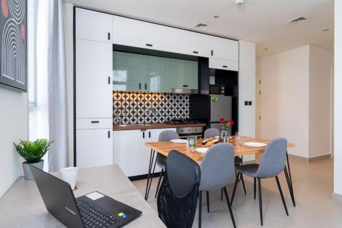 Modern 2 Bedroom Amazing Amenities and Location - image 4