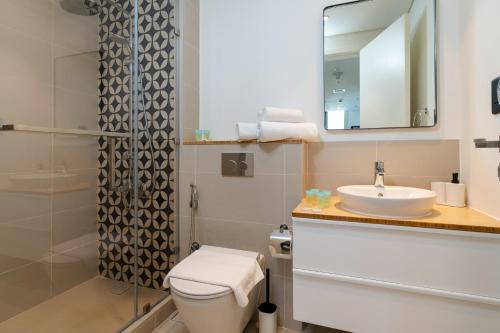Modern 2 Bedroom Amazing Amenities and Location - image 12