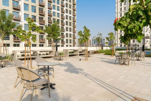Modern 2 Bedroom Amazing Amenities and Location - image 6