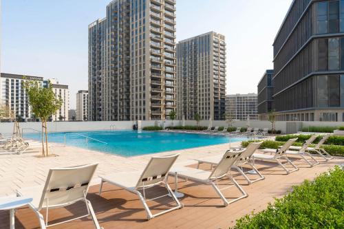 Modern 2 Bedroom Amazing Amenities and Location - image 14