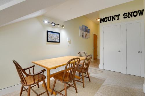 West Dover Condo with Fireplace Half Mi to Mt Snow