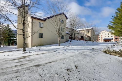 West Dover Condo with Fireplace Half Mi to Mt Snow