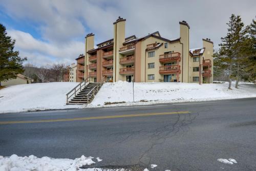 West Dover Condo with Fireplace Half Mi to Mt Snow