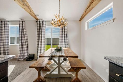 Modern Cabin Vibes, Vaulted ceilings, Sleeps 8!