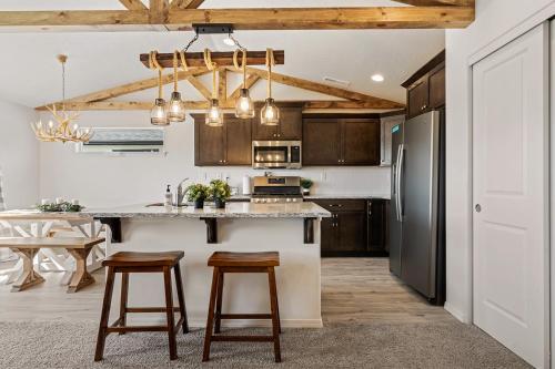 Modern Cabin Vibes, Vaulted ceilings, Sleeps 8!