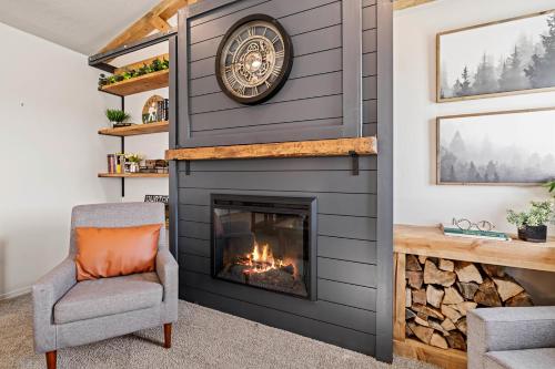 Modern Cabin Vibes, Vaulted ceilings, Sleeps 8!