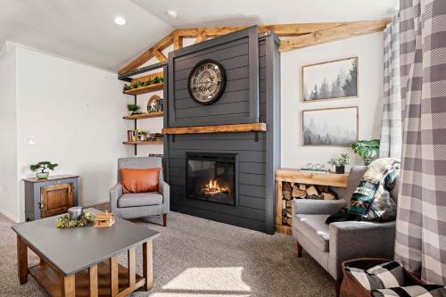 Modern Cabin Vibes, Vaulted ceilings, Sleeps 8!