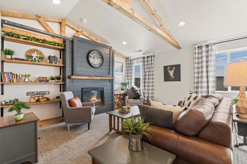 Modern Cabin Vibes, Vaulted ceilings, Sleeps 8!