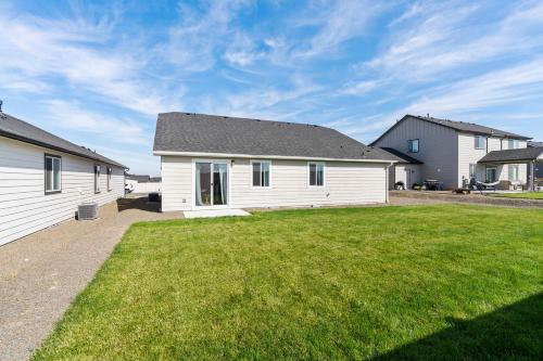 Modern Cabin Vibes, Vaulted ceilings, Sleeps 8!