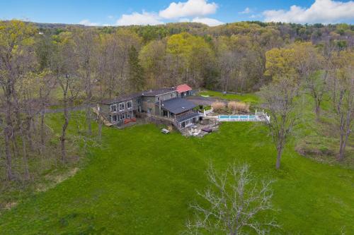 River Lodge by AvantStay 11 BR Historic Estate w Pool Views of Hudson