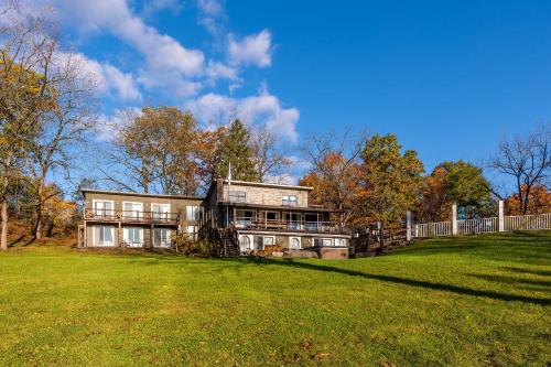 River Lodge by AvantStay 11 BR Historic Estate w Pool Views of Hudson