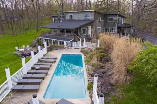 River Lodge by AvantStay 11 BR Historic Estate w Pool Views of Hudson