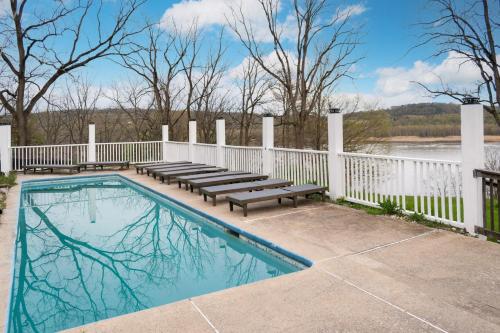 River Lodge by AvantStay 11 BR Historic Estate w Pool Views of Hudson