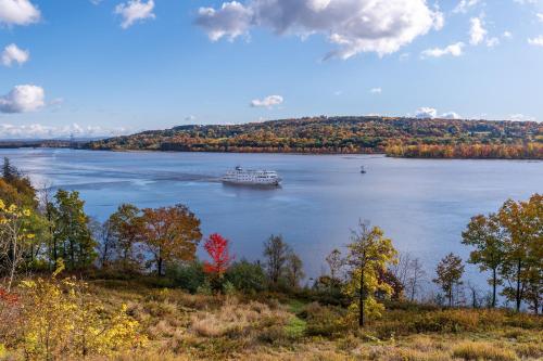 River Lodge by AvantStay 11 BR Historic Estate w Pool Views of Hudson