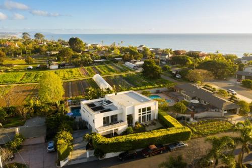 Beachcomber by AvantStay Elegant Modern Estate w Pool Hot Tub Outdoor Dining