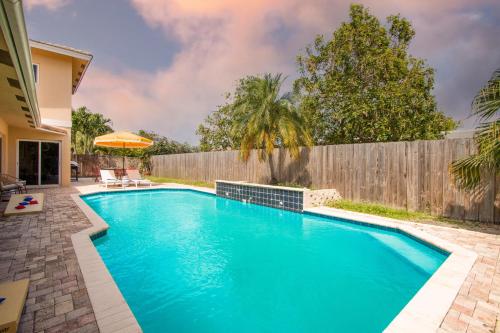 Sunflower by AvantStay Pool BBQ Pool Table Outdoor Dining