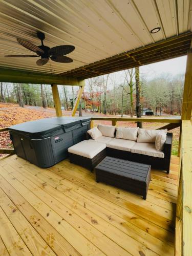 Cozy Treehouse w Hot Tub, Fire Pit, Pet Friendly, Lake Access