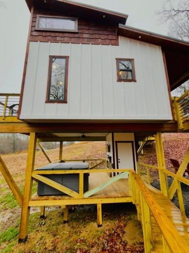 Cozy Treehouse w Hot Tub, Fire Pit, Pet Friendly, Lake Access