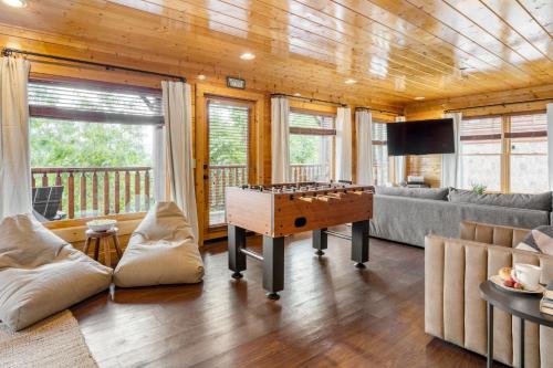 Delmont by AvantStay Sleeps 20 Expansive Views in a Cabin Community