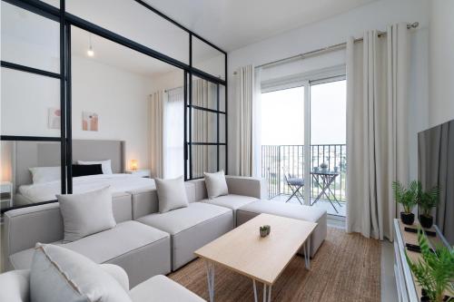 Classy Modern 2 Bedroom Perfect for Family - image 4