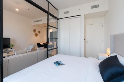 Classy Modern 2 Bedroom Perfect for Family - image 13