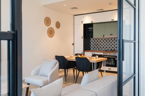 Classy Modern 2 Bedroom Perfect for Family - image 5