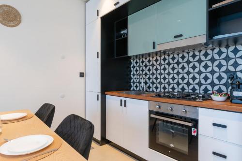 Classy Modern 2 Bedroom Perfect for Family - image 3