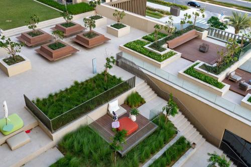 Classy Modern 2 Bedroom Perfect for Family - image 4