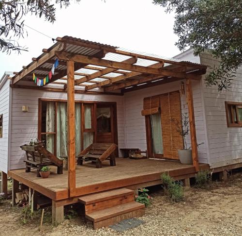 Cabaña de madera cálida, construida recientemente.