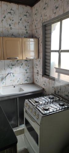 Kitnet mobiliada, quarto, banheiro, cozinha americana