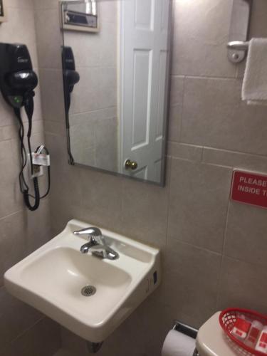 Red Carpet Inn Bridgeton - 화장실