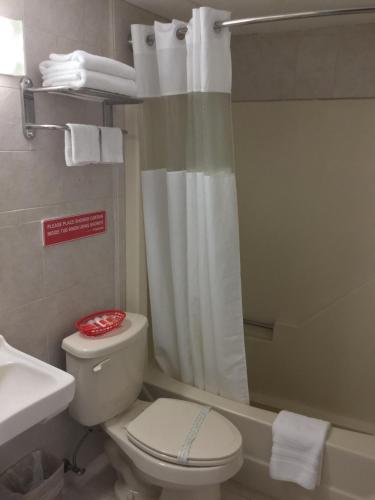 Red Carpet Inn Bridgeton - 화장실