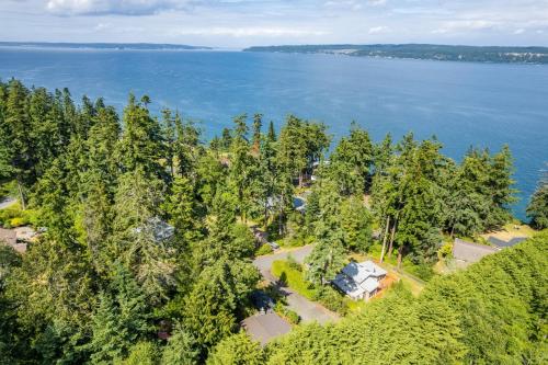 Coupeville Mid-Century Bungalow by AvantStay