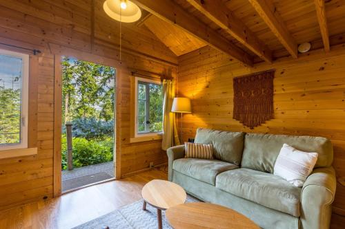 Coupeville Mid-Century Bungalow by AvantStay