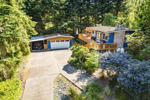 Coupeville Mid-Century Bungalow by AvantStay