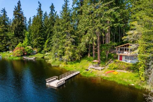 Goss Lake Getaway by AvantStay Lakefront Escape