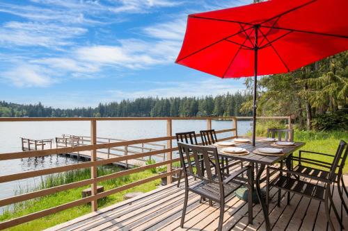 Goss Lake Getaway by AvantStay Lakefront Escape