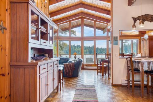 Goss Lake Getaway by AvantStay Lakefront Escape