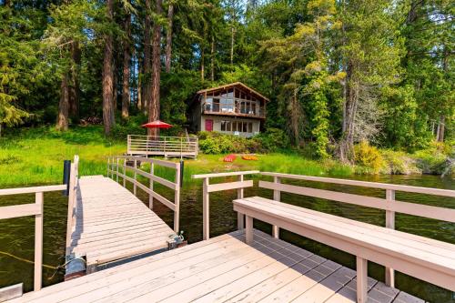 Goss Lake Getaway by AvantStay Lakefront Escape