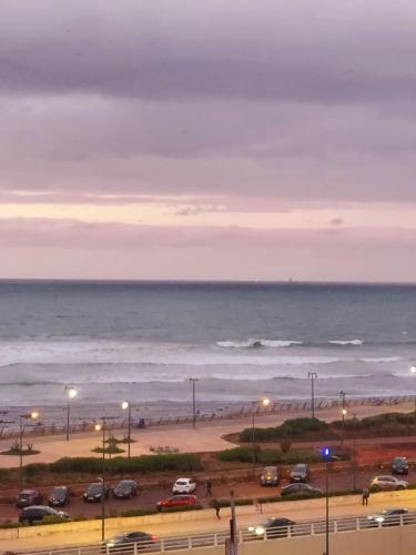 modern apartment opposite to HASSAN2 MOSQUE with side SEA view with sports machines with free underground GARAGE prohibited for unmarried couples of Arab origin space of 85m apartment too QUIET, Casablanca (zdjęcie 8)