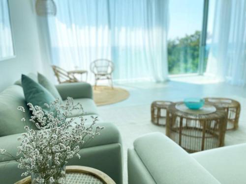 Amchit Bay Beach Residences 3BR w Indoor Jacuzzi