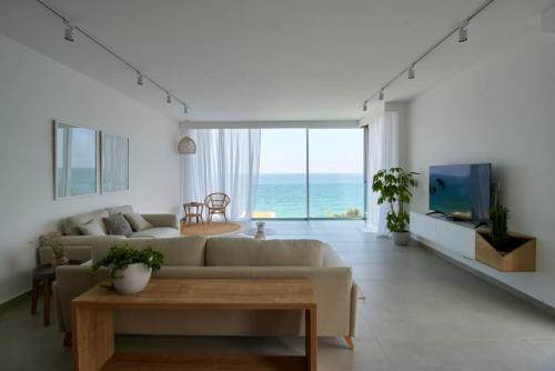 Amchit Bay Beach Residences 3BR Rooftop w Jacuzzi