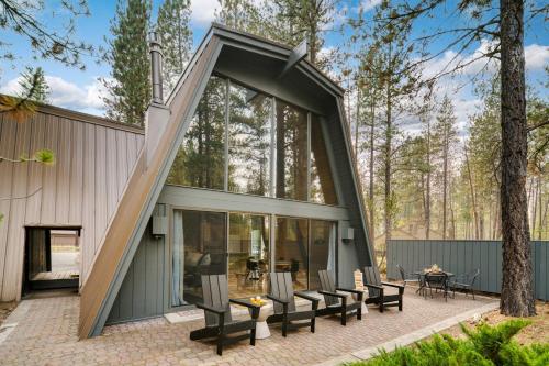 Alder by AvantStay Moody Retreat: Patio Hot Tub in Sunriver