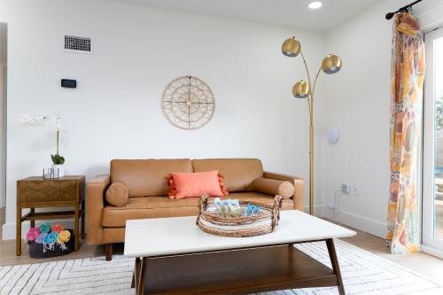 Be A Nomad - Apartments Blocks to the Beach in Jacksonville Beach, USA