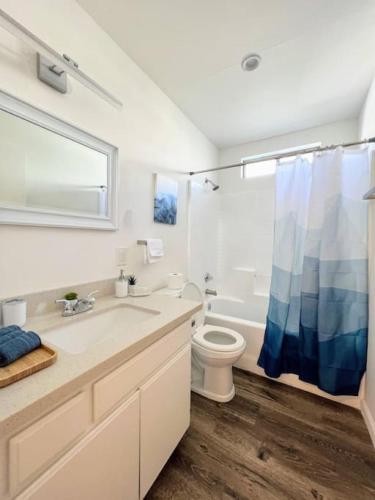 Trendy 2BR Near Hollywood Hotspots - BR9 in Los Angeles, USA