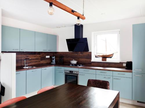 virtuve, Bungalow with Sauna & Nature in Tytsjerksteradiel