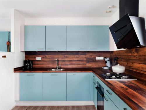 virtuve, Bungalow with Sauna & Nature in Tytsjerksteradiel